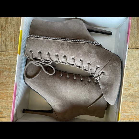 Heel boot - Picture 3 of 3